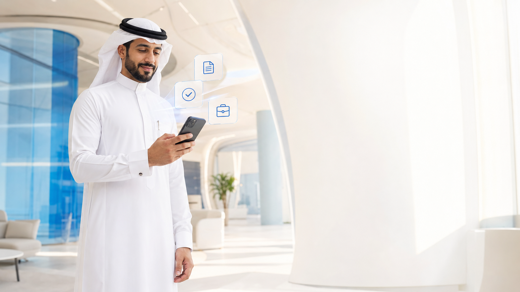 رجل سعودي ينجز خدمة إلكترونية عبر الجوال